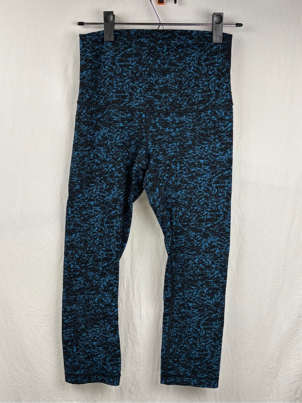 Lululemon women’s 6 High-Waist Active capri Leggings - Blue Black Print